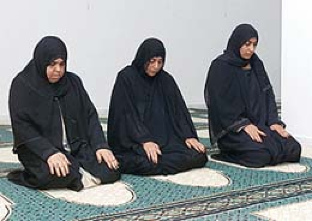 اجتمعت امرأة مع جاراتها، وأردن الصلاة جماعة فليس عليهن