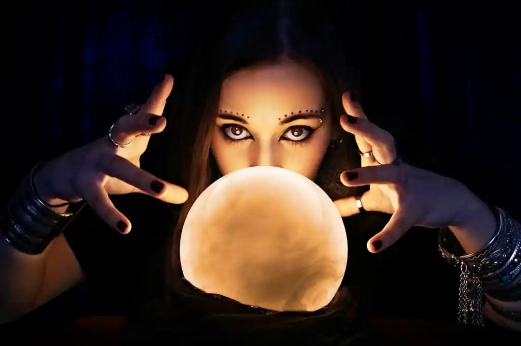 الذي يخبر عن المغيبات في المستقبل يسمى