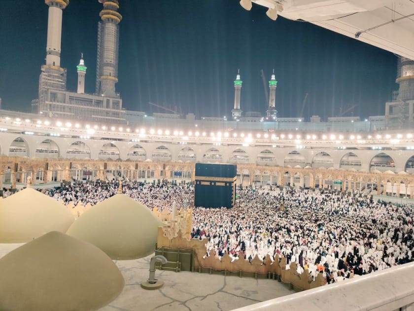 يُسن للمرأة التطيب إذا خرجت لصلاة الجماعة.