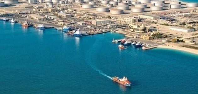 كم يبعد ميناء عسلوية عن الإمارات