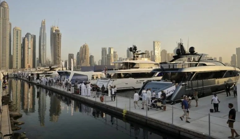 كم يبعد ميناء عسلوية عن الإمارات