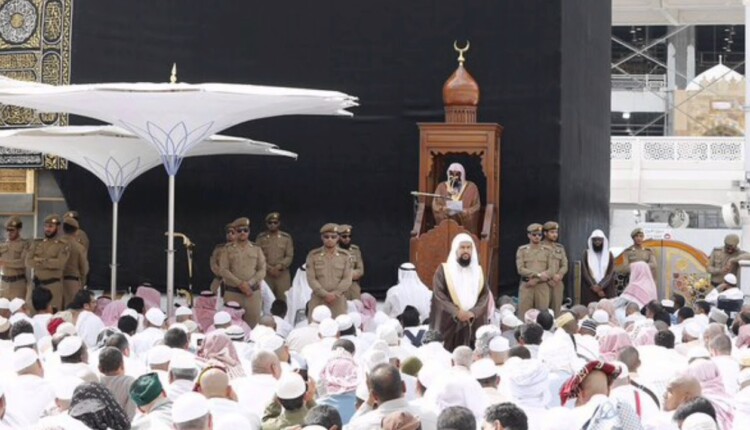 محاولة الاعتداء على إمام الحرم اليوم في خطبة الجمعة 2 محاولة الاعتداء على إمام الحرم اليوم في خطبة الجمعة